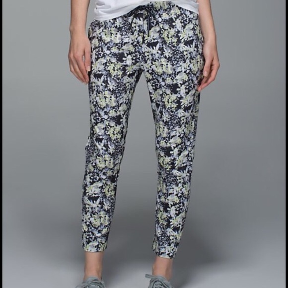 Lululemon jet crop